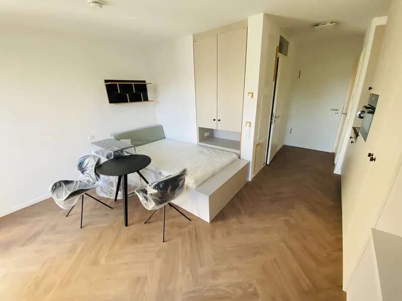 Voll möblierte Wohnung mit EBK und Balkon! — photo 1